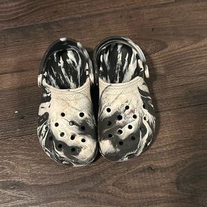 Crocs black white tye dye